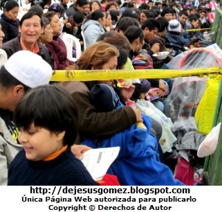 Peruanos comiendo Foto de peruanos comiendo mientras que esperan el Desfile Gran Parada Militar Peru por Jesus Gomez