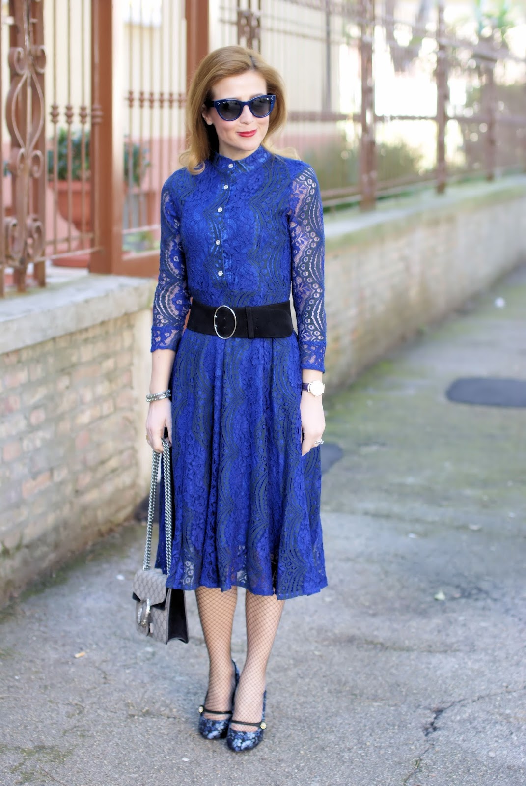 What to wear on Easter: my outfit idea with a blue lace dress and fishnets on Fashion and Cookies fashion blog, fashion blogger style