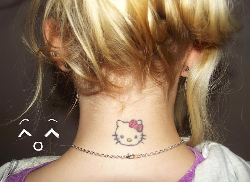 Belo Desenho de Tatuagem para a Menina no Pescoço