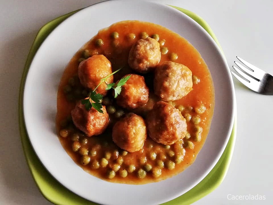 albondigas fraud salsa de tomate y guisantes