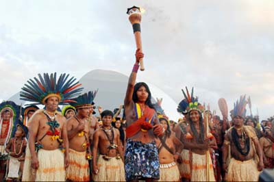 Índios da Amazônia dizem que há um mundo inteiro dentro de nosso planeta Índios da Amazônia dizem que há um mundo inteiro dentro de nosso planeta