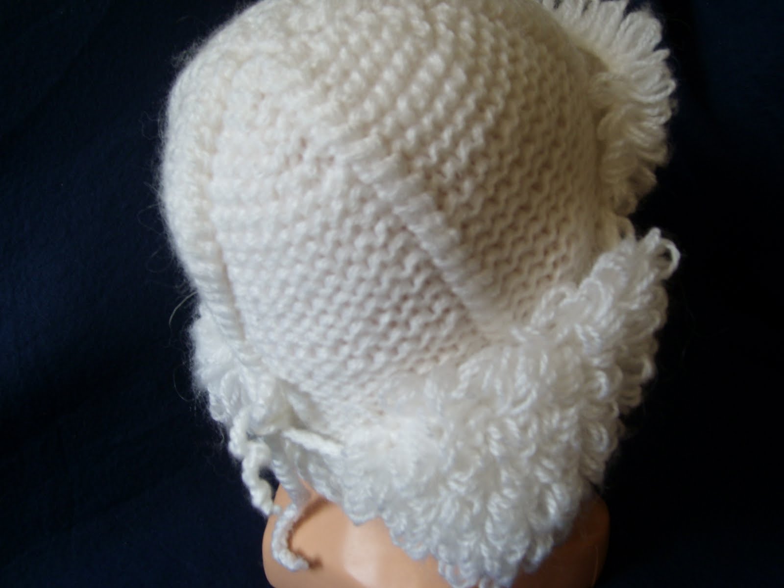 шапки петельки. шапки связанные вытянутыми петлями. вязаные шапки вытянутыми петлями. шапки петельки. шапка с вытянутыми петлями.