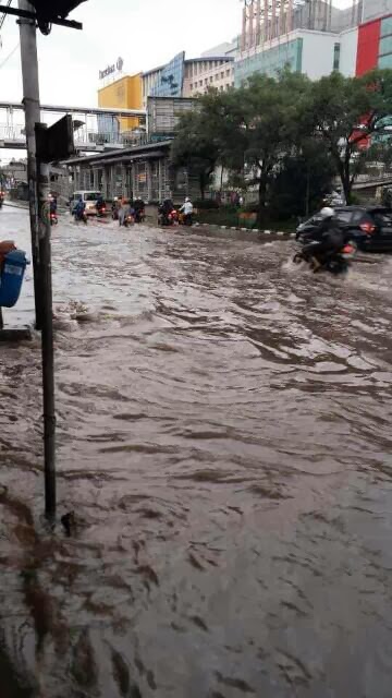 Ruas Carrefour Mangga Dua Jakpus Tergenang Banjir 