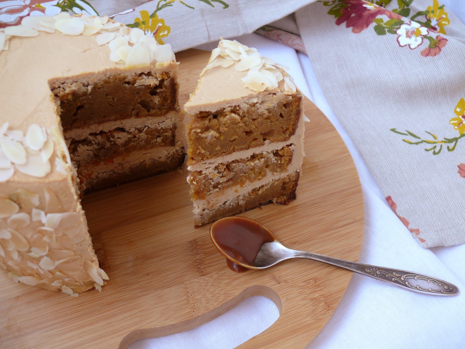 торты с карамельным кремом смотреть. наполеон с карамельным кремом. торт шоколадный медовик. торт крем карамель рецепт. карамельный крем.