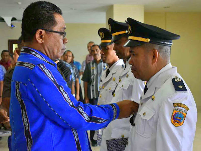Petrus Fatlolon Lantik Lima Pejabat Kepala Desa Petrus Fatlolon Lantik Lima Pejabat Kepala Desa