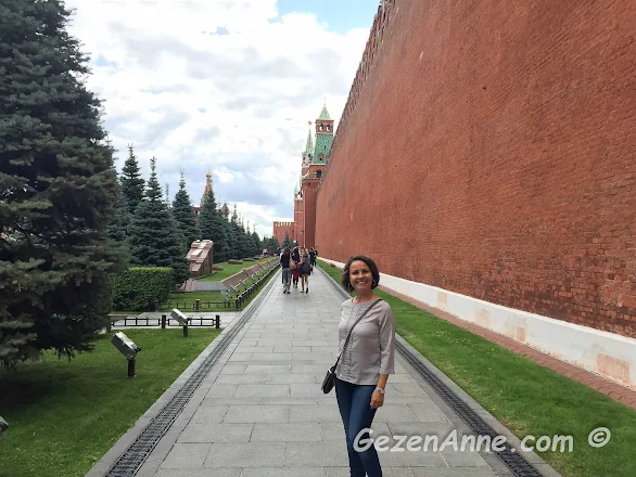 Lenin'in mozolesine doğru, yol boyunca önemli soviyet Rusya ileri gelenlerin mezarları, Moskova
