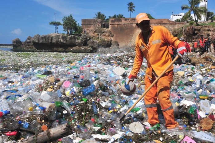 Recogen toneladas de basura en Malecón de Santo Domingo Recogen toneladas de basura en Malecón de Santo Domingo