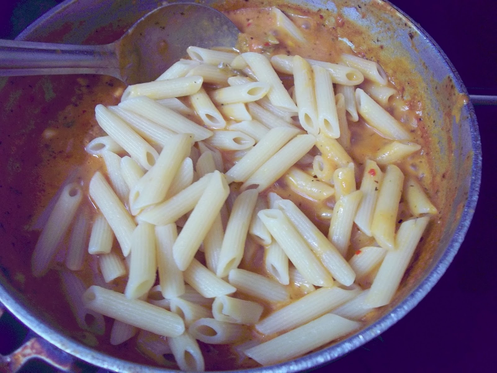 Easy Children Recipes: RED AND WHITE SAUCE PASTA