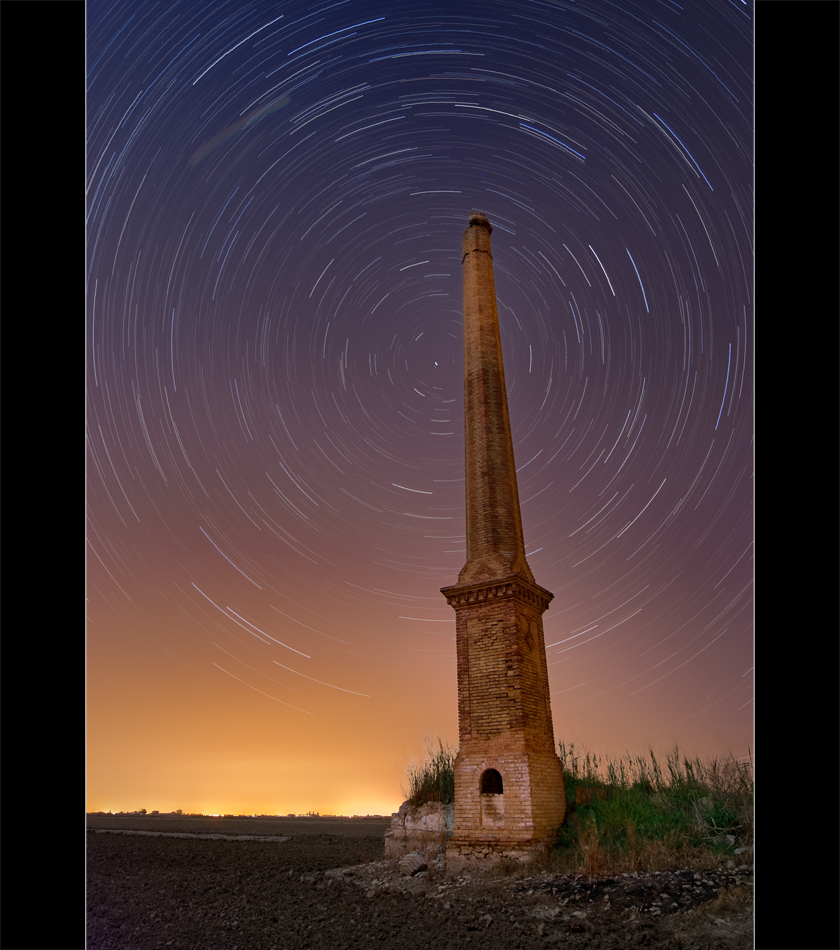 Luminous Photo: La vieja chimenea (nocturna de larga exposición)