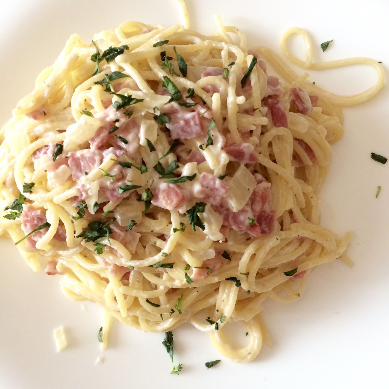 ESPAGUETIS A LA CARBONARA (CON CREMA DE LECHE)