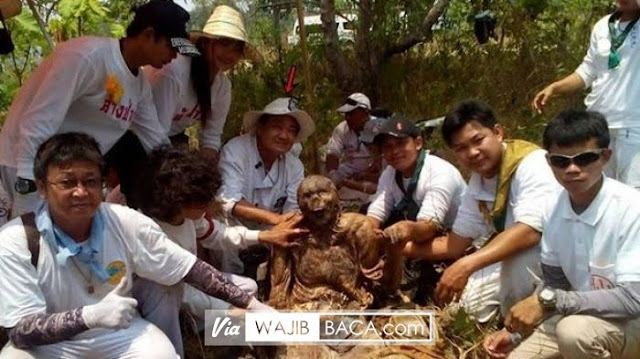 Ditemukan! Mayat Pemilik Ilmu Hitam, Kulit Bertatonya Masih Utuh Meski Sudah Lama Terkubur Tanah Ditemukan! Mayat Pemilik Ilmu Hitam, Kulit Bertatonya Masih Utuh Meski Sudah Lama Terkubur Tanah