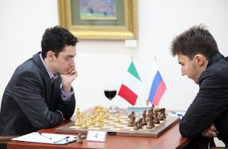 Échecs : Fabiano Caruana (2786) 1/2 Sergey Karjakin (2775) lors de la ronde 8 