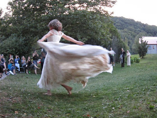 femme, visiblement heureuse, dansant en faisant virevolter sa longue robe blanche, l'amour rend heureux, euphorique, dynamique