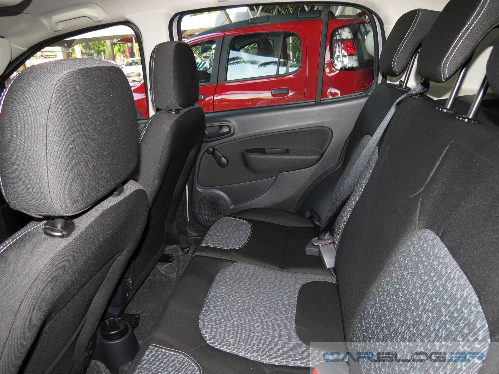 Novo Fiat Uno Attractive 1.0 2015 - espaço traseiro