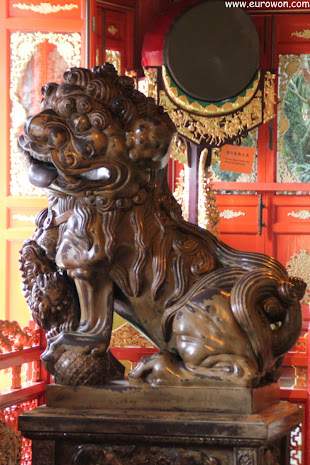 Estatua de un xiezhi en el monasterio Po Lin