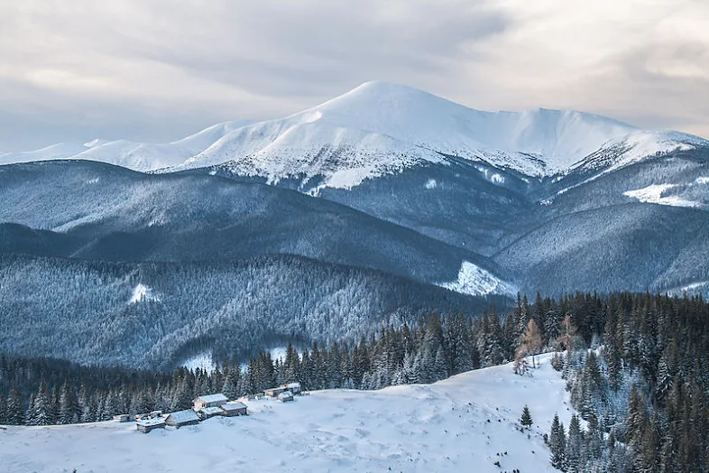 Pemandangan Taman Nasional Carpathian dan Hoverla (2.061 meter), gunung tertinggi di Ukraina