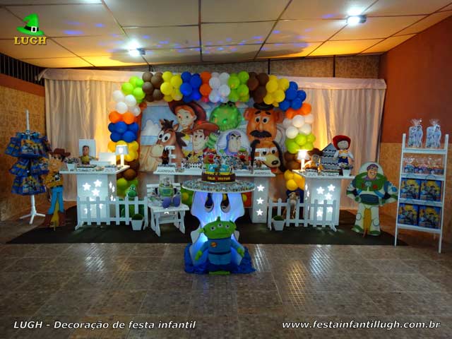 Decoração de aniversário tema Toy Story - Provençal luxo Decoração de aniversário tema Toy Story - Festa infantil - Mesa temática decorada em Jacarepaguá - RJ