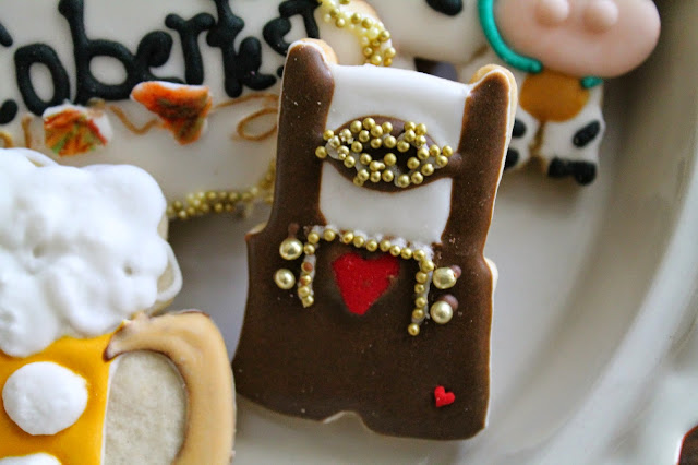 oktoberfest,gingerbread heart cookie recipe,gingerbread cookies,ginger speculoos cookies,gingerbread heart necklace,Gingerbread hearts,cookie decorating video,decorated cookies,