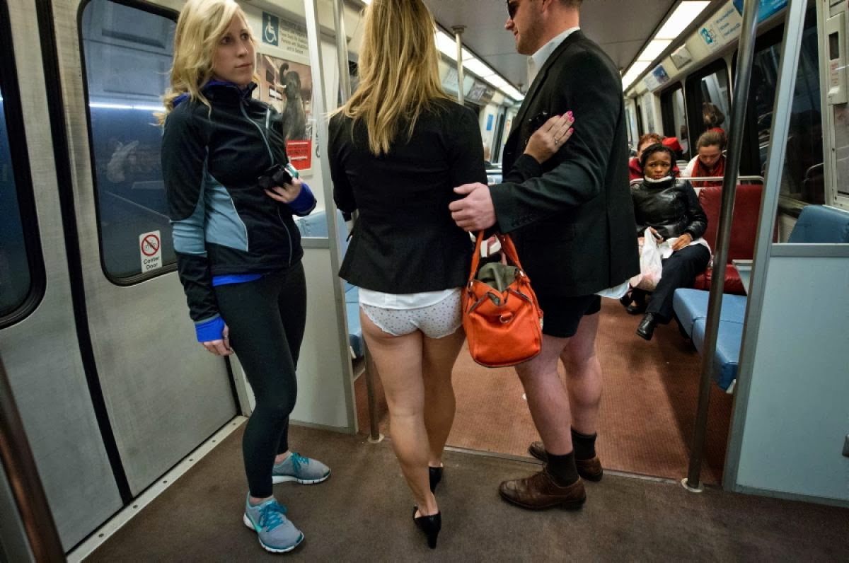 Без штанов домашнее. No Pants Subway Ride 2014. В метро без штанов. Мини юбки в метро. В прозрачном в метро.