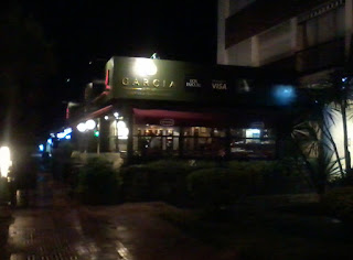 Fachada del restaurante García, tomada en una noche lluviosa.