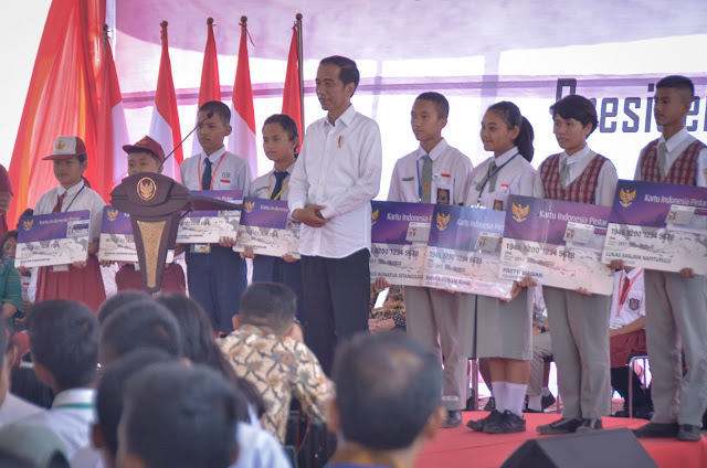 Serahkan 2.000 KIP di Toba Samosir, Presiden Jokowi: Terus Belajar Yang Giat, Jangan Lupa Ibadah