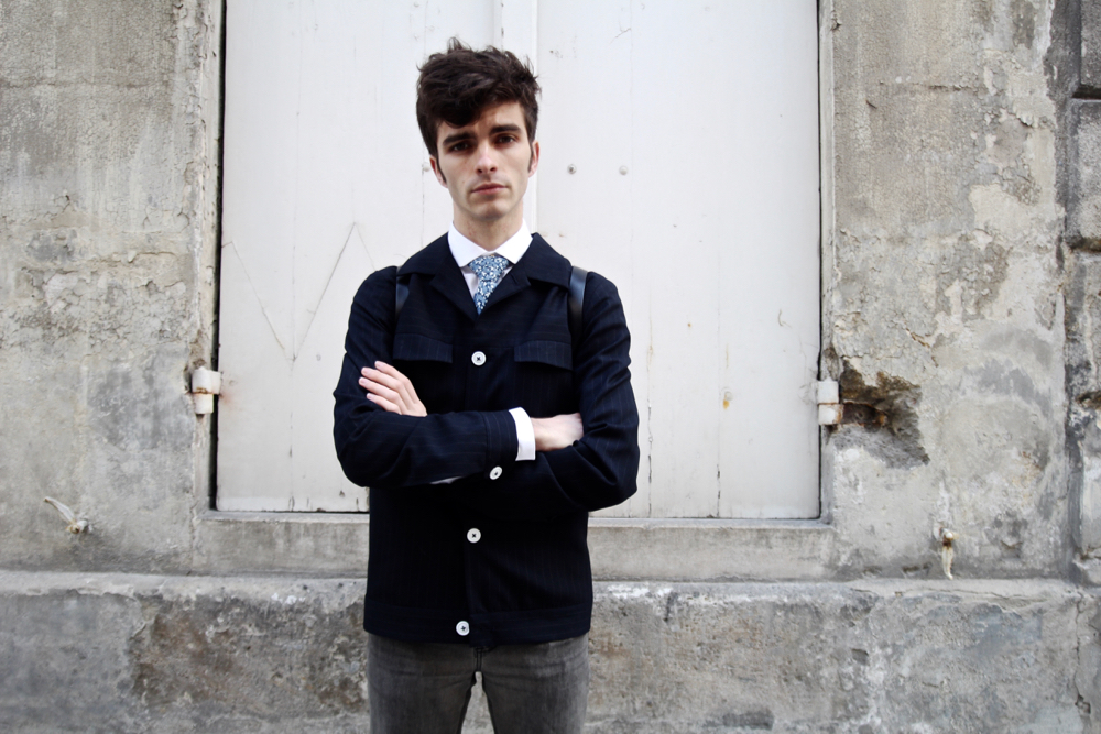 Blog_homme_mode_style-bordeaux_rains-backpack-sac-à-dos_harrington_preppy-atelier-particulier-chemise-col-rond-frye-company-cordovan-derby-paris-royalties-chaussettes
