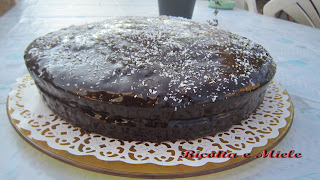 torta al cioccolato coperta con glassa lucida al cioccolato// torta de chocolate cubierta con glasa al chocolate brillante