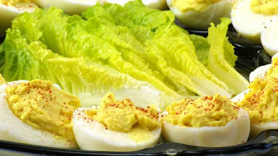 Начинка из соленой рыбы - рыба соленая - 100 г - масло сливочное - 1 ч . л - желтки - 6 шт - майонез - 6 ч . л - лук репчатый - 1\4 шт