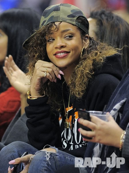RAW HOLLYWOOD : PHOTOS: RIHANNA ALL SMILES AT CLIPPERS GAME