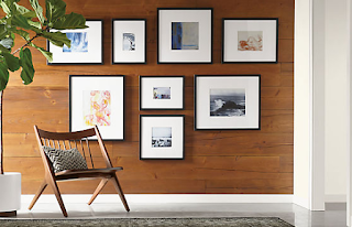 Hiasan dinding ruang tamu minimalis dari bingkai foto