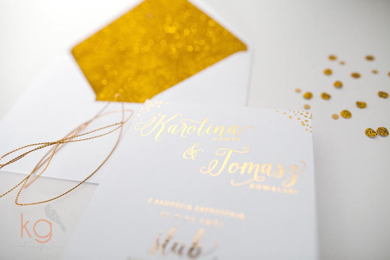 gold foil, konfetti, zaproszenie ślubne, błyszczący, pozłacane, złote, białe, delikatne, minimalistyczne, koperta z wyklejką, kropki, zimowe, letnie, oryginalne i nietypowe zaproszenia ślubne, boho, rustykalne, vintage, proste, delikatne, minimalistycze, pozłacane zaproszenia ślubne, zaproszenia gold foil, artystyczne, wyjątkowe, nietypowe, oryginalne, ręcznie robione, handmade, złote konfetti,kg design poligrafia, papeteria slubna, projekt ślubny zaproszeń, brokatowe zaporszenia