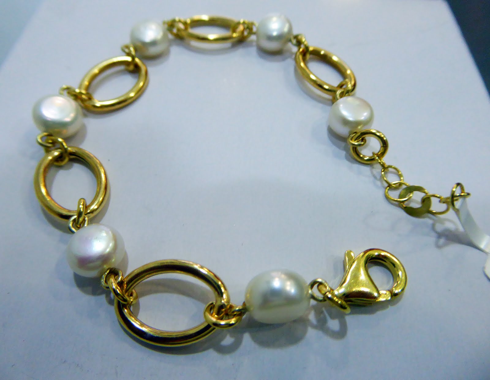 Pulsera de plata dorada con perlas de río