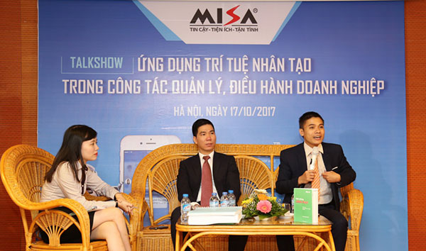 Ông Nguyễn Huy Bình cùng diễn giả Hoàng Đình Trọng giải đáp các thắc mắc của các đại biểu đang gặp phải trong quá trình vận hành Doanh nghiệp