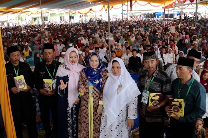 Ibu Yustin Disambut Puluhan Ribu Santri dan Masyarakat di Pesantren KH. Achmad Shodiq