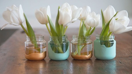 Toples kaca digunakan sebagai vas bunga