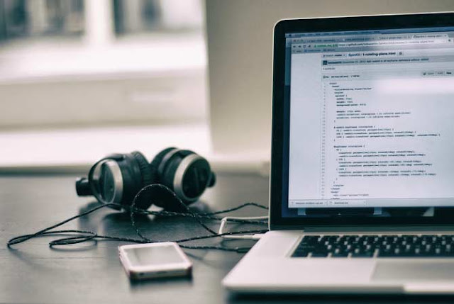 laptop y auriculares