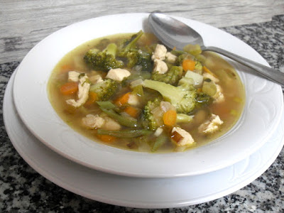 Sopa de cebolla con verduras y pollo