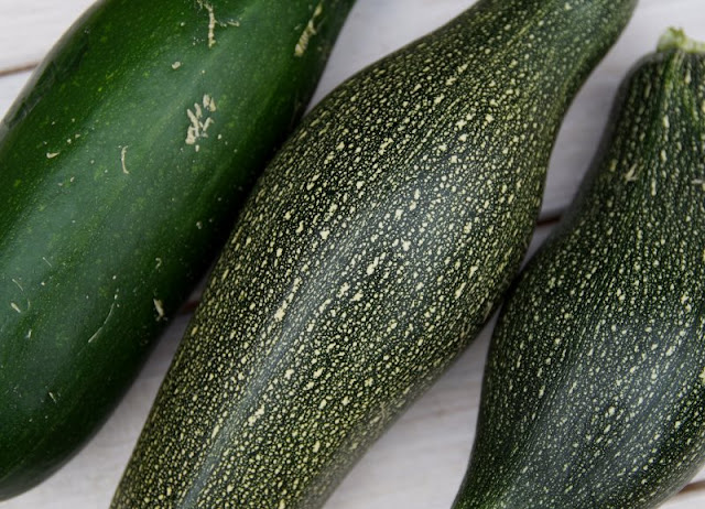 Rezept: Gefüllte Zucchini-Boote aus dem Backofen. Eine tolle Verwertungs-Möglichkeit für die vielen Zucchini vom Sommer!