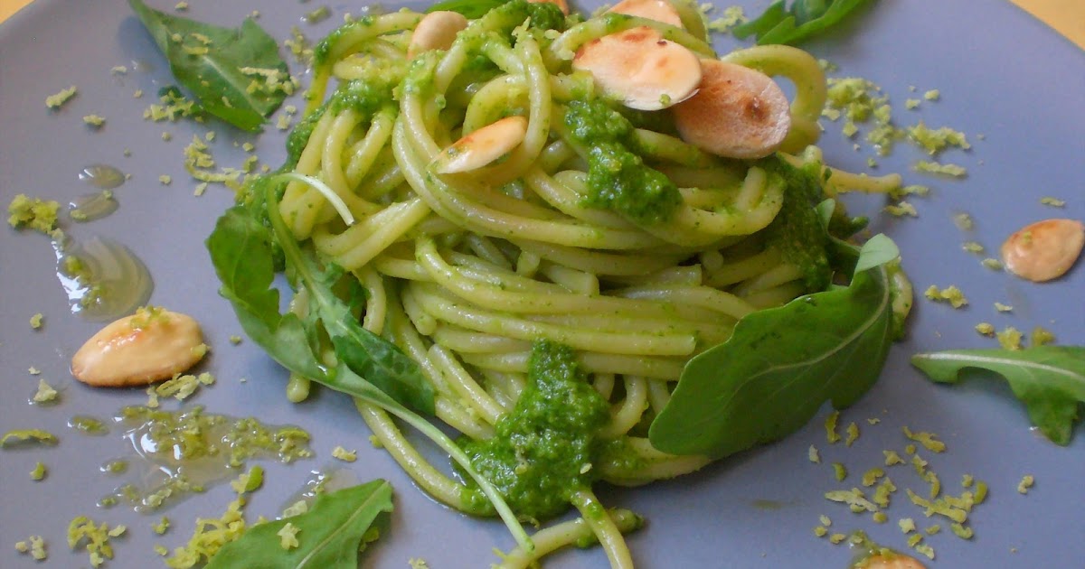 Diario di una Creamamma Spaghetti con pesto di rucola, mandorle e limone