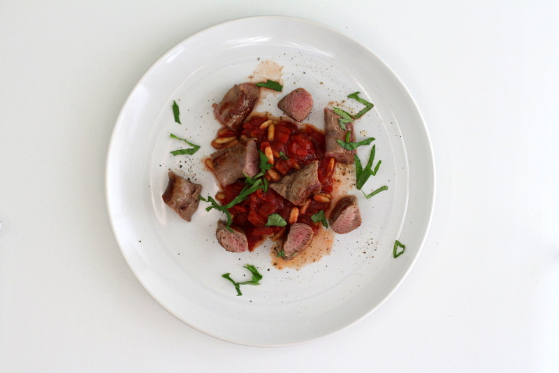 Lammfilet (Neuseelandlamm) sous vide auf Tomaten-Concassée mit Pinienkernen | Arthurs Tochter Kocht by Astrid Paul