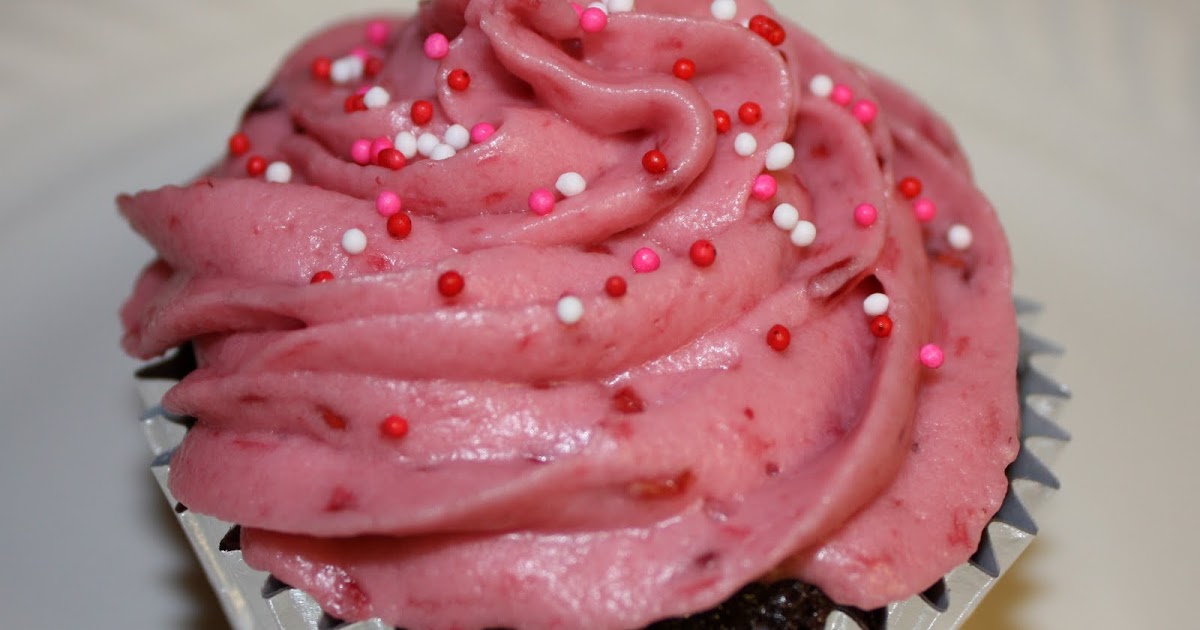 Kayla Cooks: Devil's Food Cupcakes with Raspberry Cream Cheese Frosting