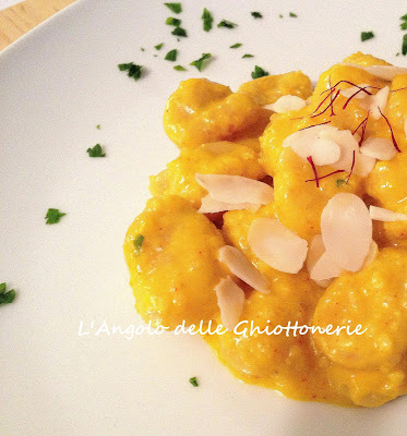 gnocchi con pesto alle mandorle, profumato allo zafferano