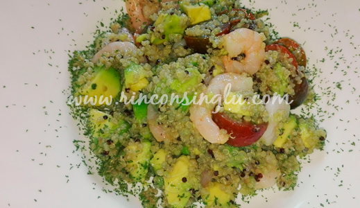 receta de quinoa sin gluten con aguacate tomates y gambas