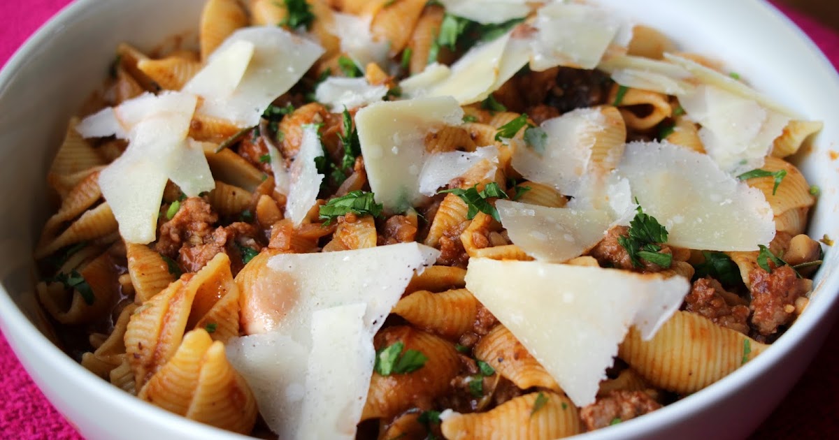 Massa com salsicha fresca e castanhas Sausage and chestnuts pasta