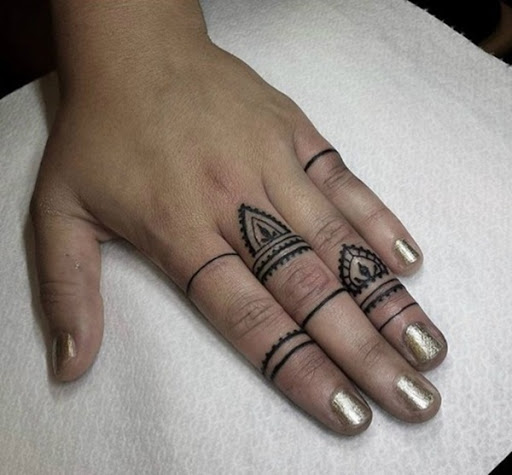 tatuagem em estilo de linha preta de um cacto 12471375 Vetor no