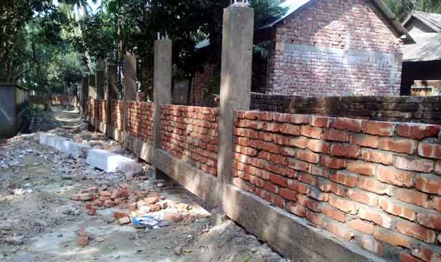 16 families blocked for construction of boundary wall দেওয়ানগঞ্জ উপজেলা পরিষদের সীমানা প্রাচীর নির্মাণে ১৬ পরিবার অবরুদ্ধ