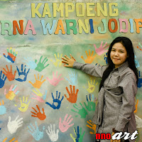 nnoart: Jejak Telapak Tangan Warna Warni di Kampung Warna Warni Malang Kampung Warna Warni Malang juga punya spot kece berupa jejak telapak tangan warna-warni.