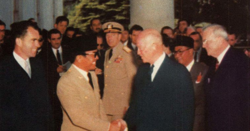 Pada masa demokrasi terpimpin politik luar negeri indonesia condong ke