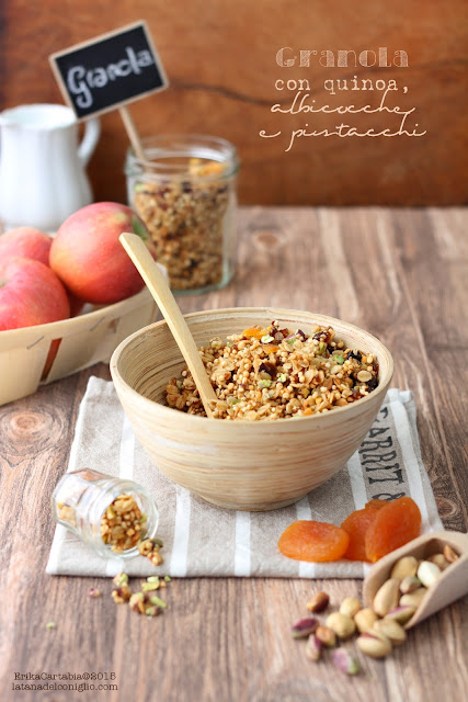 granola con quinoa, albicocche e pistacchi