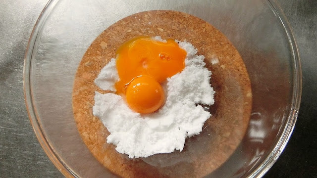 ボウルに卵黄と上白糖を入れて泡立て器で白いクリーム状になるまで混ぜ合わせる